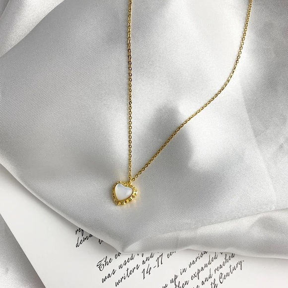 Jewelry - NWT 18k gold plated heart necklace